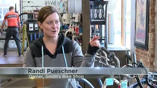 Live mannequins ride bicycles in store’s window