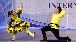 Веселый танец исполняют дети на сцене в Сочи. Хореографическая студия "Терпсихора" Набережные Челны