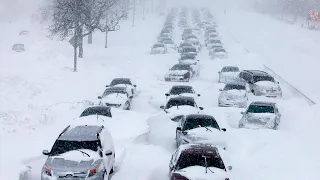 Автомобили глохнут и тонут в снегу, сотни водителей застряли на трассах. Лютые морозы в Казахстане