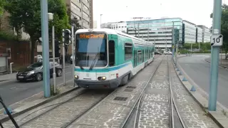 Gaston Roulaud à Noisy-le-Sec dans la cabine d'un tramway Ligne 1