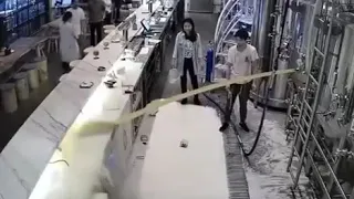 Неловкий рабочий устроил «армагеддон» на пивном заводе