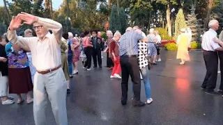 Кареглазая колдунья!💃🕺👍/Танцы в парке Горького Харьков сентябрь 2021