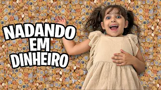 ABRI O COFRE DA MINHA FILHA ADOTIVA!! ELA ESTÁ RICA!