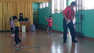 el profe enseñando a bailar el chipi chapa