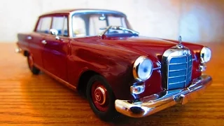 Mercedes - Benz 200D / 1965 / Minichamps / mittelrot / 1:43