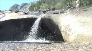 Sol og sommer i mai, Brokke 2009. Henrik tar salto i kulpene.