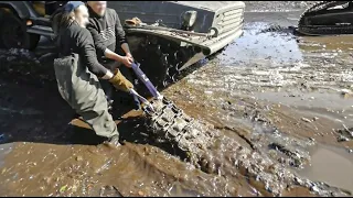 Ingenious Workers Do Dangerous Work in Wild Siberian Swamps on Another Level