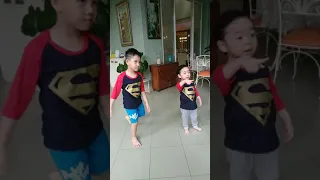 Bareng sepupu jeco pakai baju Superman dibeliin oma.