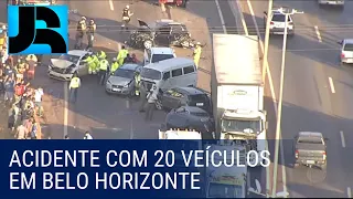 Carreta provoca acidente com 20 veículos em Belo Horizonte