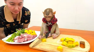 YuYu obediently helps Mom make super delicious pumpkin soup to cool down on a hot day!