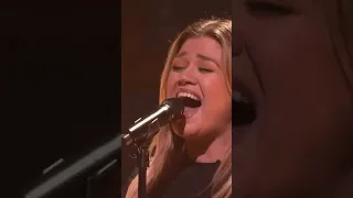 Kelly Clarkson forgetting she was human while belting out Aerosmith🔥 #shorts