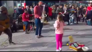 Niña baila Mambo - Lupita -  y la gente se vuelve eufórica. Barcelona