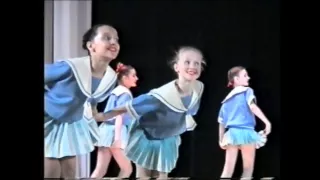 Дети танцуют Матросский танец.Прикольно./ Sailor children dance.Nice