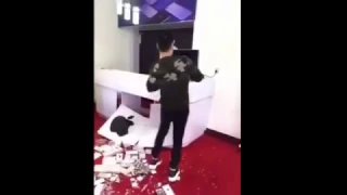 Shocking - Chinese richest man destroy apple store and all iphone 7 , iphone 7 +