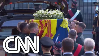 Cortejo leva corpo da rainha Elizabeth II até a Catedral de St. Giles | LIVE CNN