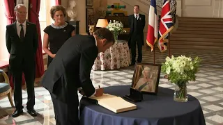 Mort d'Elizabeth II: Macron signe le registre de condoléances à l'ambassade | AFP Images