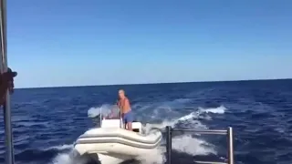 INCREDIBILE LITE IN MARE TRA PERSONE A BORDO DI MOTOSCAFI