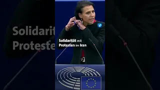 Solidarität mit Frauen im Iran: Abgeordnete schneidet sich im EU-Parlament Haare ab