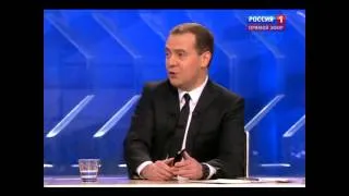 Дмитрий Медведев обсуждает по мобильному телефону только бытовые дела