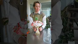 How to make a Raffaello bouquet. ➡️See full version on my page! #bouquettutorial #bouquet #raffaello