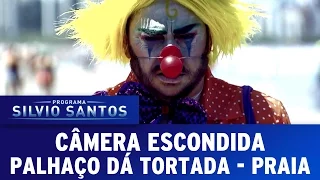 Câmera Escondida (23/10/16) - Palhaço Dá Tortada IV (Clown Attack Prank - Beach)