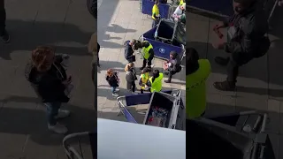 les stadiers confisquent les carton rouge et sifflets à l’entrée des tribunes du stade de France
