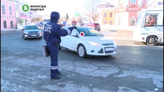 Около сотни вологодских автоледи получили цветы в подарок от сотрудников ГИБДД