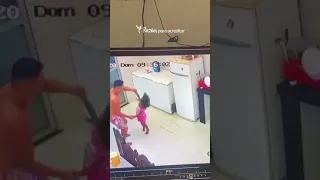 Mãe deixa filha de 4 anos com o tio e ao olhar as câmeras da casa, tem a melhor surpresa