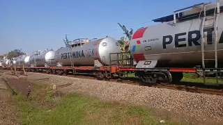 KA Gamao Tanker memasuki stasiun Kroya