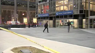 Chicago Loop armed bank robbery suspect remains at large