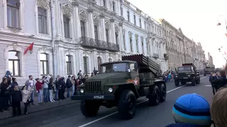 Проход техники с Парада Победы в Санкт-Петербурге по Дворцовой набережной.