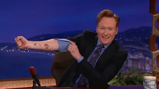 Конан О'Брайен хвастается своими крутыми татуировками [РУССКАЯ ОЗВУЧКА]