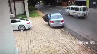 Porsche Driver Outwits Armed Hijacker in JHB