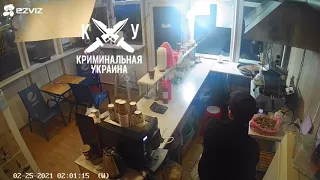 В Одессе кто-то напал на киоск с шаурмой еще разбили три сигаретных киоска этой же ночью.