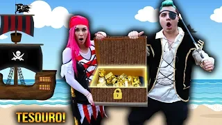 CRIANÇA FINGE BRINCAR DE PIRATA E ACHA TESOURO SECRETO ! - Pretend Play with Pirate Ship Toy