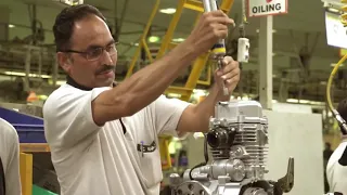 MIRA COMO ES DENTRO DE LA FABRICA BAJAJ BOXER Y TORITO