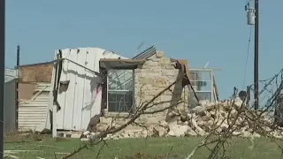 Elgin residents cleaning up after tornado damages over 100 homes | FOX 7 Austin