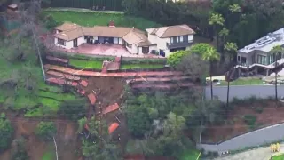 Mudslide closes Mulholland Drive in Beverly Crest