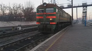 Кривой Рог Локомотив Вл8-1392 смена бригады в Кривом Роге.