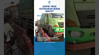 Detik detik Sopir Truk Ketiduran Bikin Jalanan Macet, Dibangunkan Pemotor #shorts