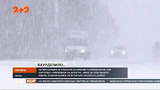 На Закарпатті засніжило так, що комунальникам і досі не вдалося ліквідувати наслідки