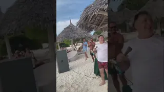 Vali Vijelie promovând muzica de petrecere în Zanzibar