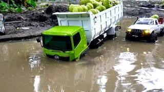 LEWATI JALAN BANJIR, Terguling Rc Dump Truk Hino 500 Engkel Muatan Asam Gelugur, Miniatur Rc Labura