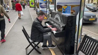 Street piano performance by Oleg Pereverzev