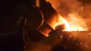 Pilsen Steel - pouring of an iron casting