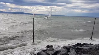 Föhnsturm Bodensee. Schiff in Schwierigkeiten. Hafeneinfahrt beschädigt.