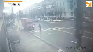 Видео момента наезд на пешехода на улице Софьи Перовской в Твери