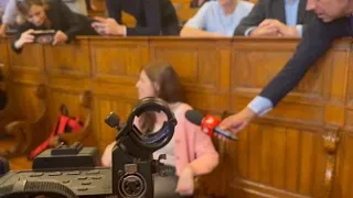 Ilaria Salis in tribunale per la prima volta senza catene