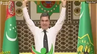 Turkmenistan's president lifts golden weight bar in front of his applauding cabinet