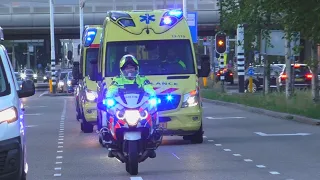 Politiemotoren begeleiden twee Ambulances naar het VUmc na Reanimatie in een Cellencomplex